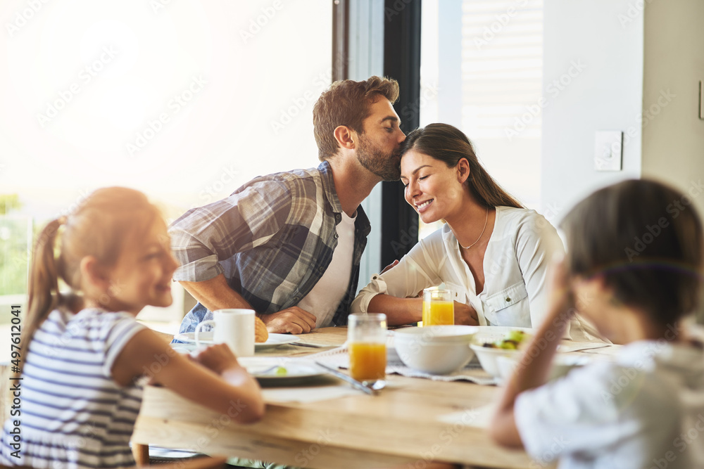 他们的家充满了爱和幸福。一家人在家一起吃早餐的照片。