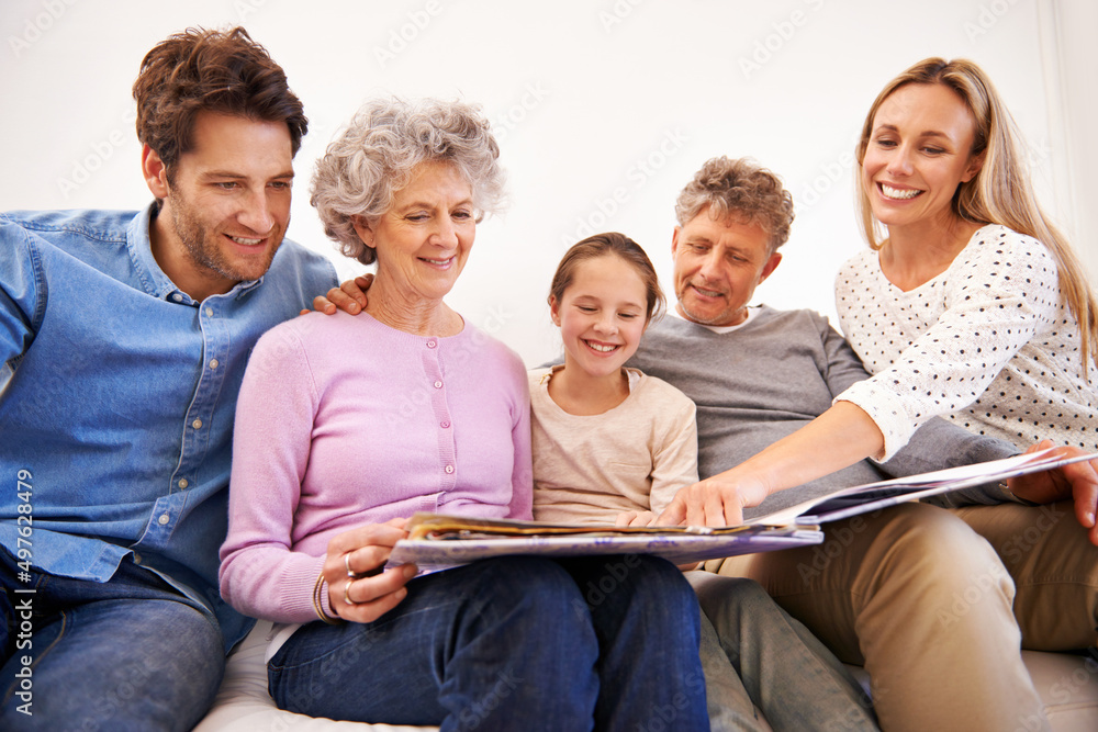 这是我最喜欢的一张我们的照片。一个幸福的多代家庭透过照片看的照片。