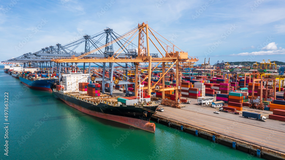 鸟瞰集装箱船进出口商业全球商务贸易物流与运输