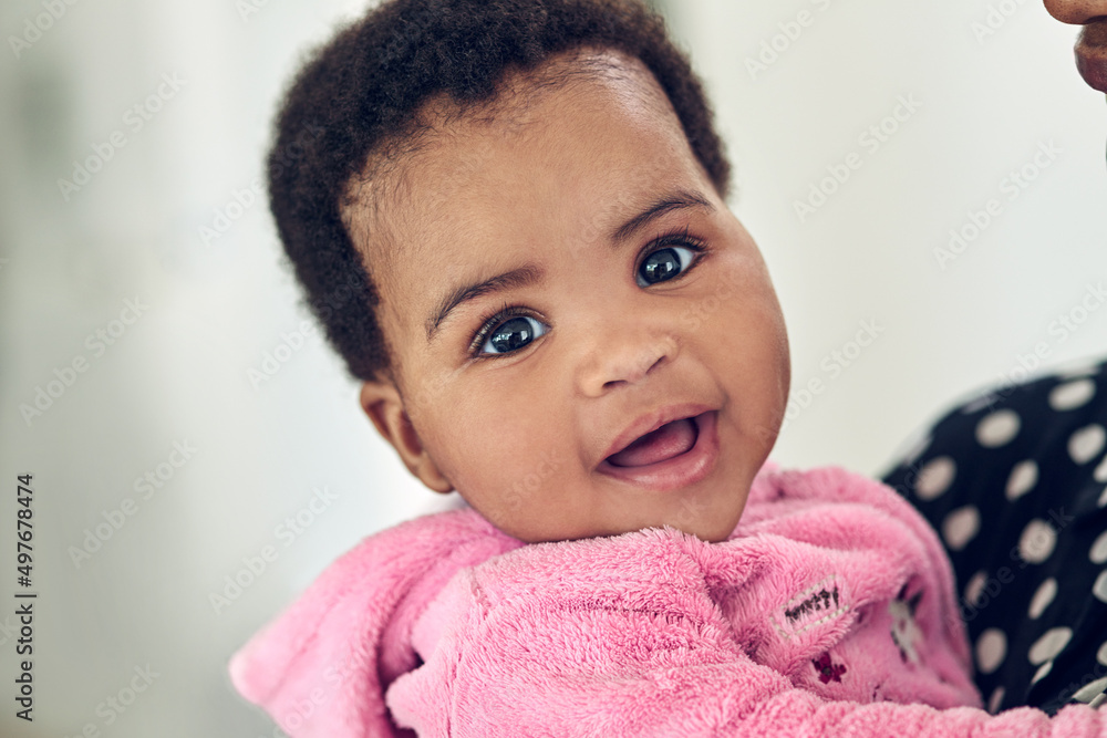 尽可能快乐。一个微笑的女婴的画像。