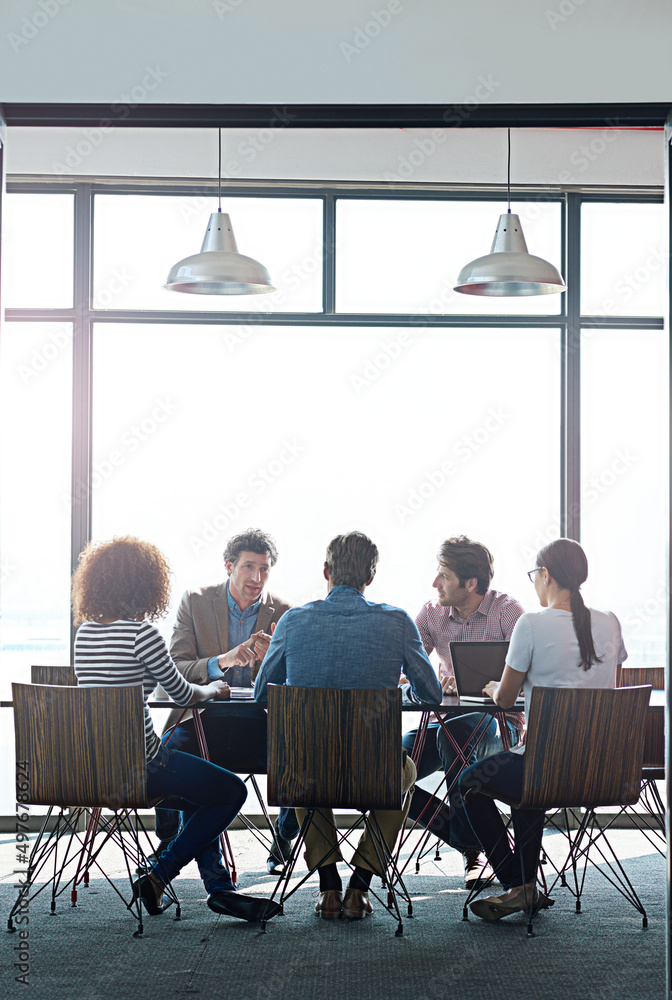 伟大想法的圆桌会议。一群同事在会议上进行头脑风暴的照片