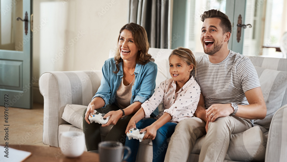 快乐的家庭回忆充满了乐趣。一个快乐的年轻家庭在网上玩电子游戏的镜头