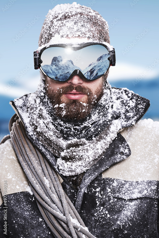 仰望天空。一位登山运动员的肖像，他的鼻子里有雪山的倒影