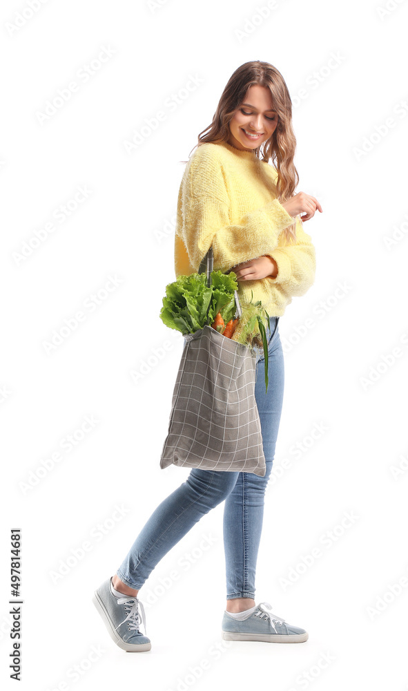 年轻女子拿着环保袋，白色背景是新鲜蔬菜