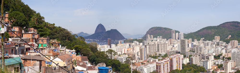 对比之城。巴西里约热内卢山坡上贫民窟的照片。