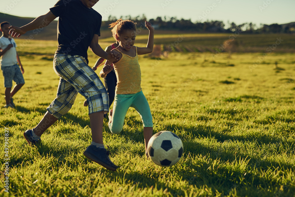 与朋友一起玩足球。一群孩子在球场上一起踢足球的镜头