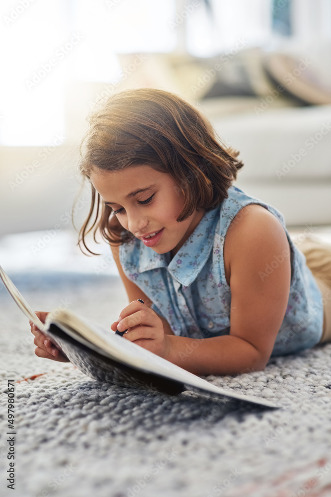 练习她的笔迹。一个年轻女孩在家写书的裁剪镜头。