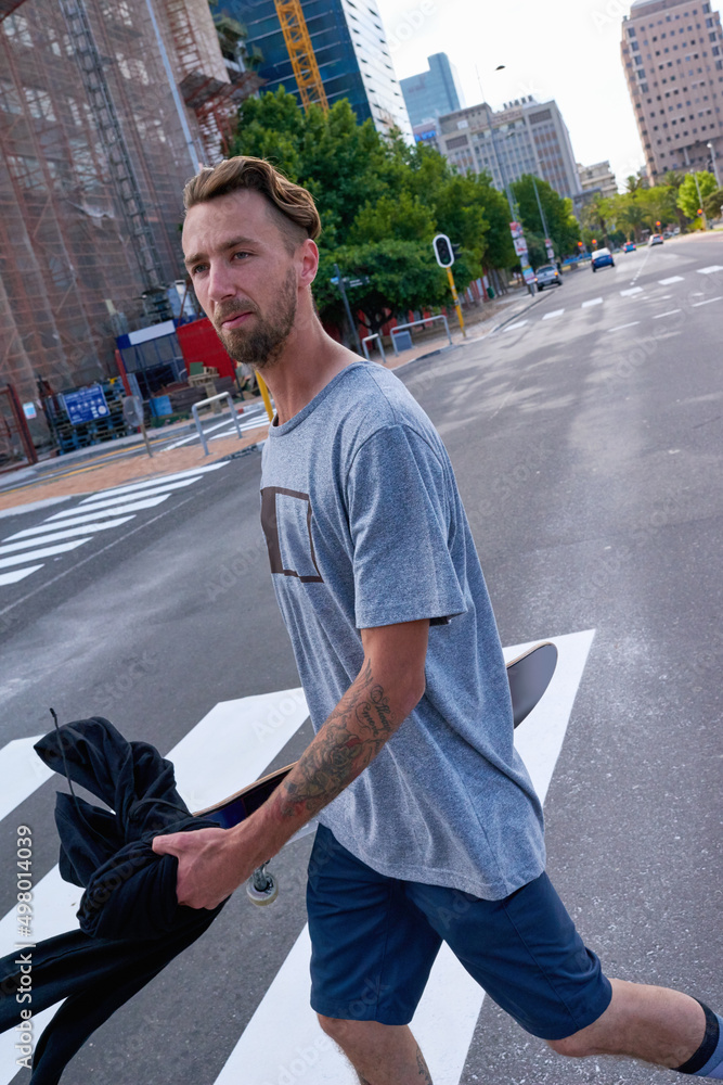 生活在边缘。一个年轻人在城市中滑板的镜头。