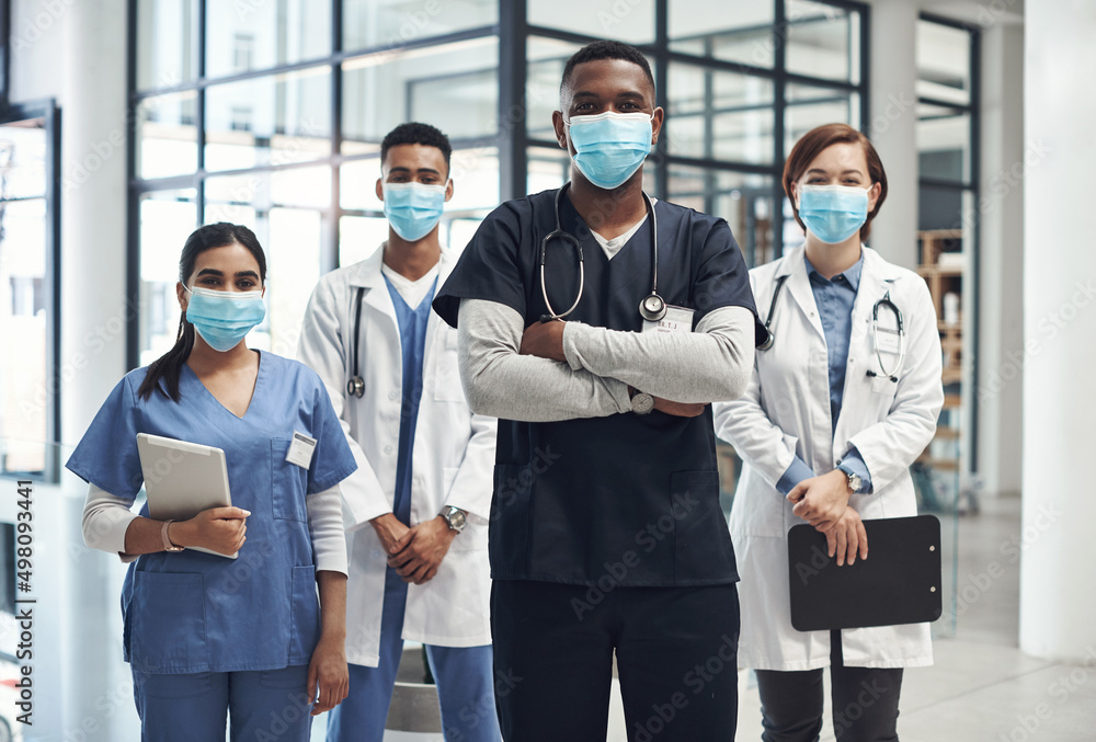 保护自己很重要。一群医生和护士戴着口罩的照片。