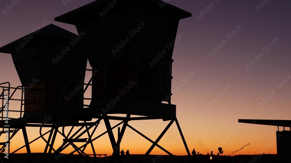 美国加利福尼亚海岸日落后海滩上的救生员站、小屋或房子。救生员塔o