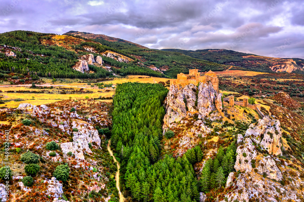 日落时的洛亚尔城堡。西班牙阿拉贡的韦斯卡省