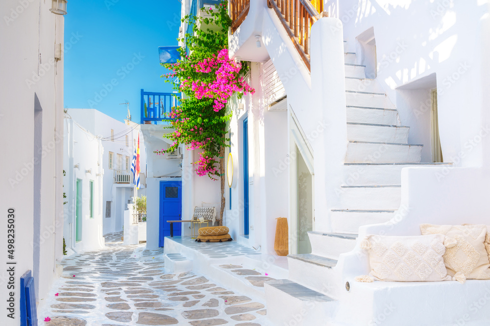 希腊米科诺斯岛。街道和传统建筑。白色建筑和布里