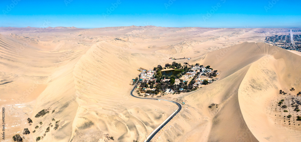 秘鲁阿塔卡马沙漠Huacachina绿洲鸟瞰图