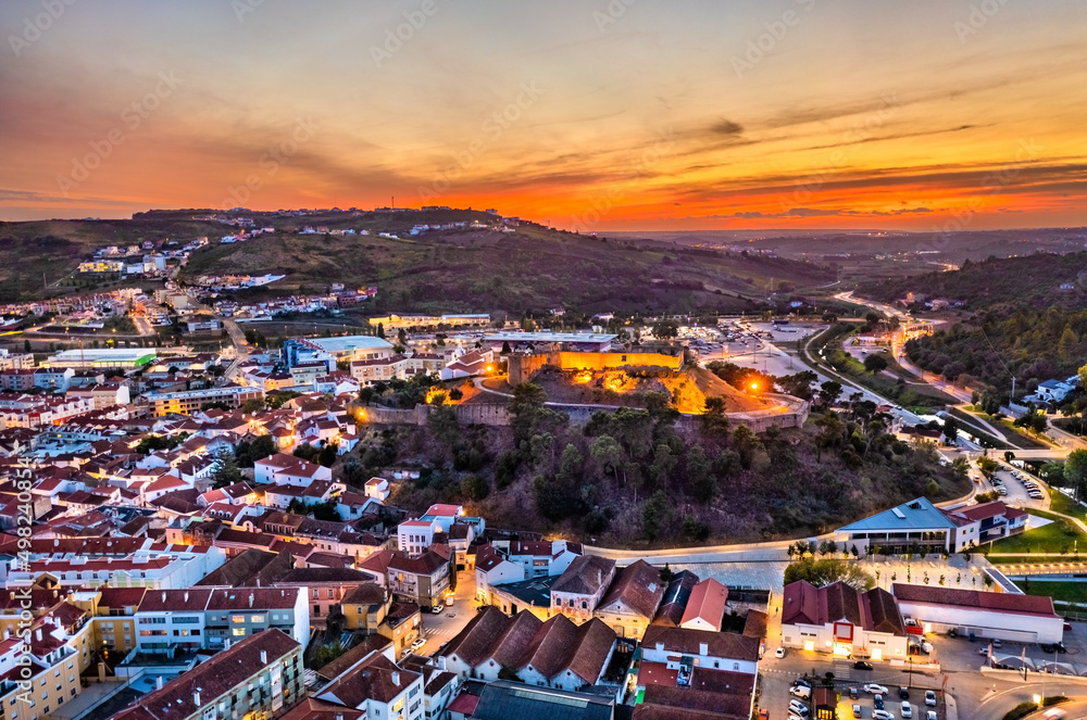 日落时葡萄牙里斯本附近Torres Vedras城堡的鸟瞰图