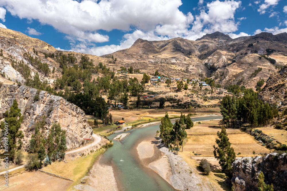 秘鲁安第斯山脉河流鸟瞰图