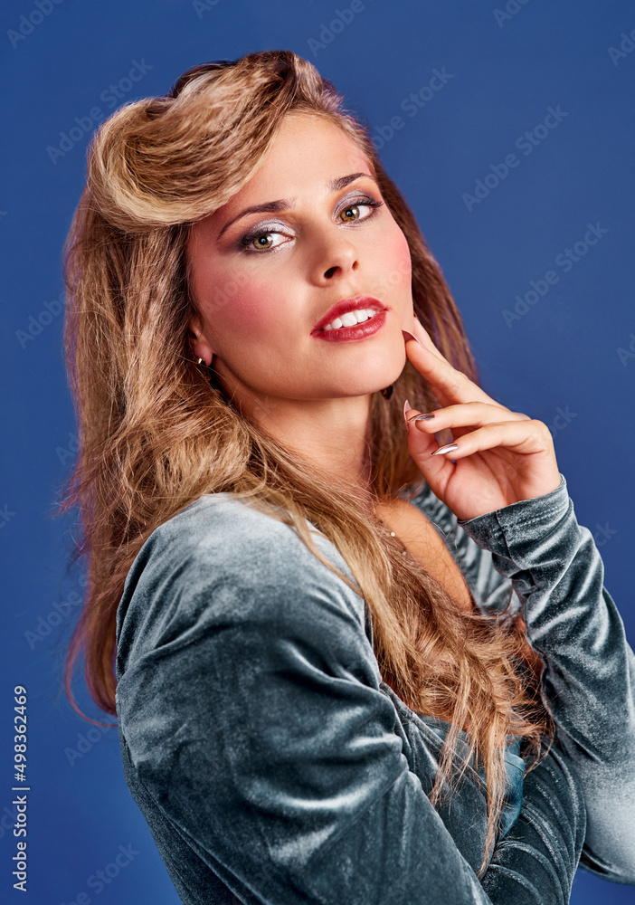 80年代的时尚潮流又回来了。一位穿着80年代服装的年轻美女的裁剪镜头