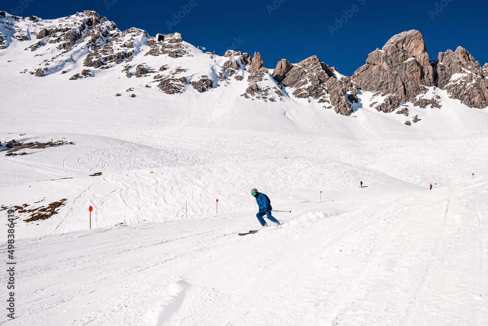 雪上滑雪。蓝天下的风景山。游客享受冬季广告