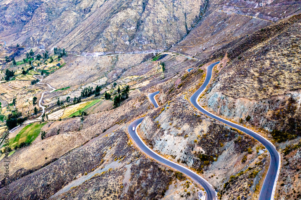秘鲁科尔卡峡谷蜿蜒曲折的道路，世界上最深的峡谷之一