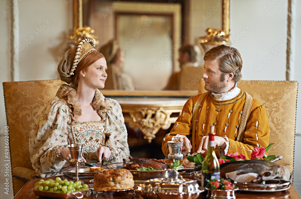 这是一场丰盛的盛宴。一对贵族夫妇一起吃饭的镜头。
