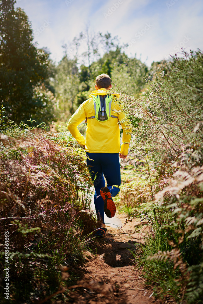 跑得快，跑得远，欣赏风景。一个年轻人沿着自然小径奔跑的镜头。