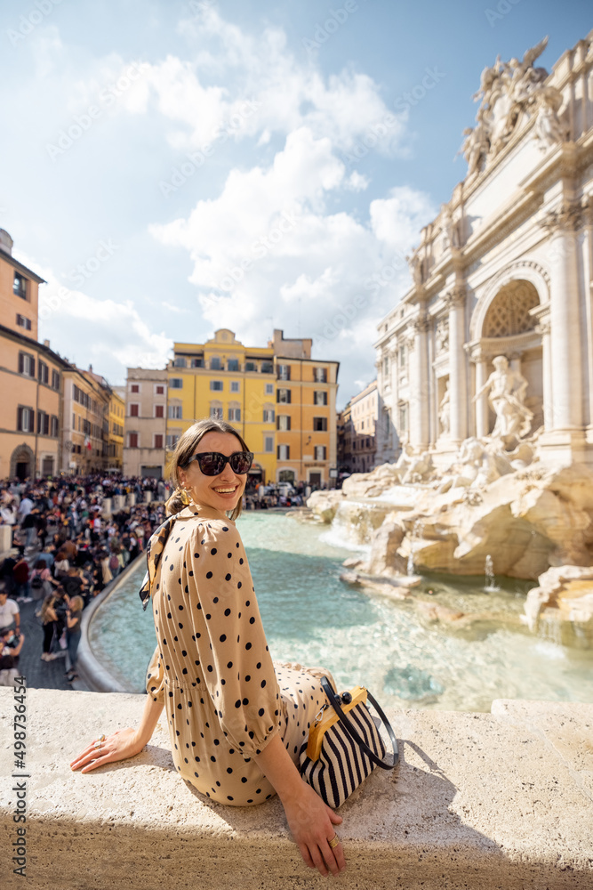 参观罗马著名的di Trevi喷泉的女人。在夏日概念中旅行意大利。肖像o