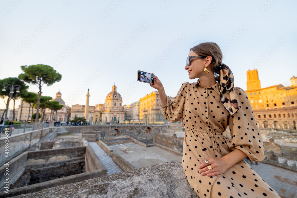 快乐的女人在罗马旅行时拍摄罗马论坛的照片。穿着连衣裙和
1844109748,Stapple gun图标