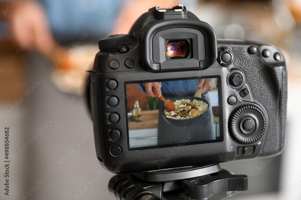 年轻人在厨房里用相机展示美味的米饭，特写