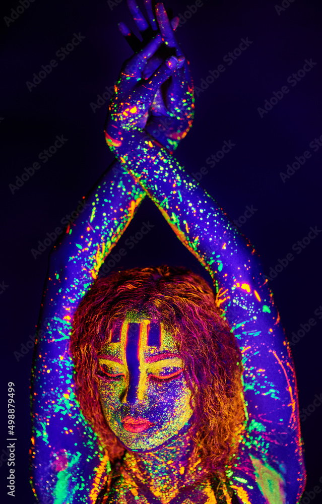 霓虹灯女神。一张年轻女子脸上涂着霓虹灯的裁剪照片。