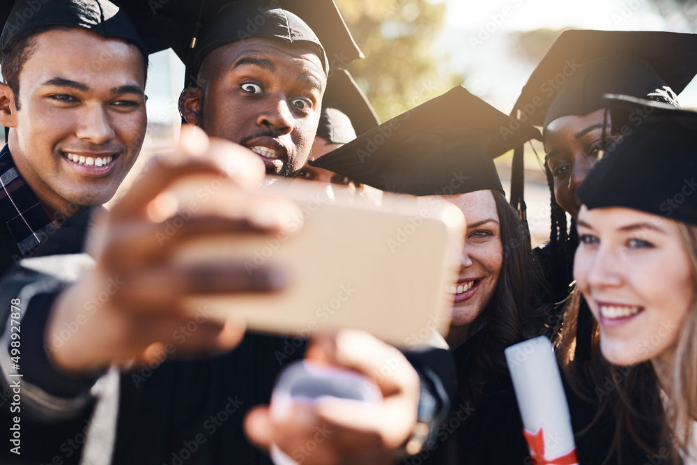 烟花从今天开始。一群学生在毕业典礼上用手机自拍的照片