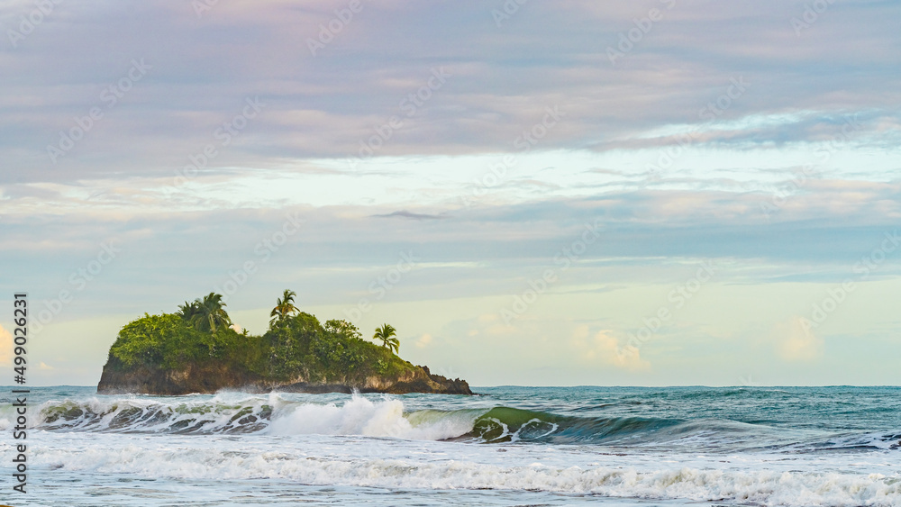 日出在美丽的热带加勒比海海滩，波多黎各维埃霍，哥斯达黎加东海岸和