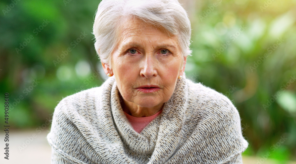 我还有很多年要走。一位无忧无虑的老妇人坐在长椅上的肖像。