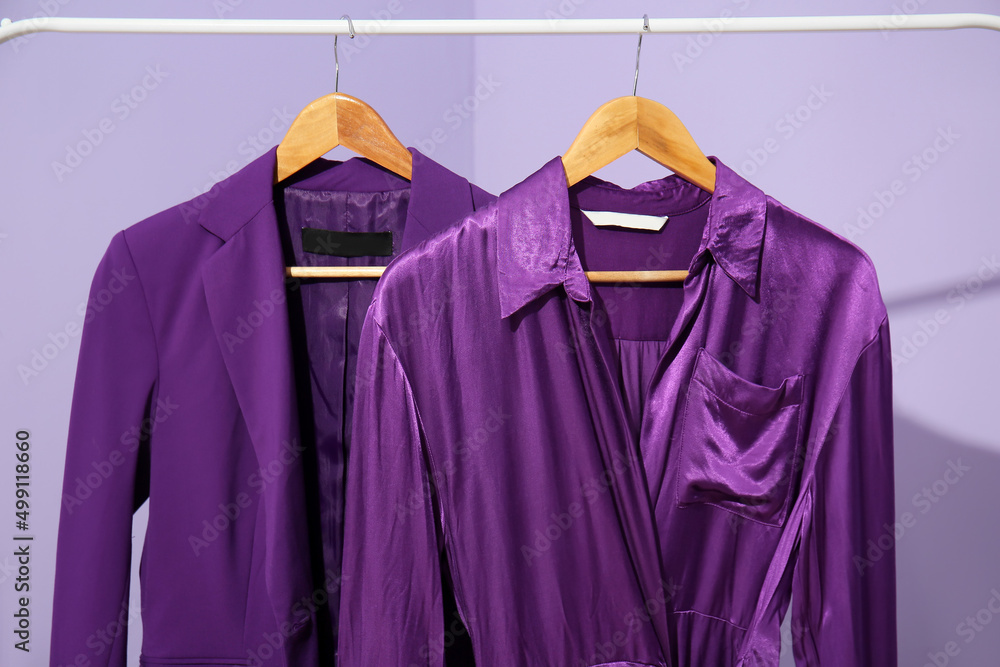 淡紫色背景紫色衣服的架子