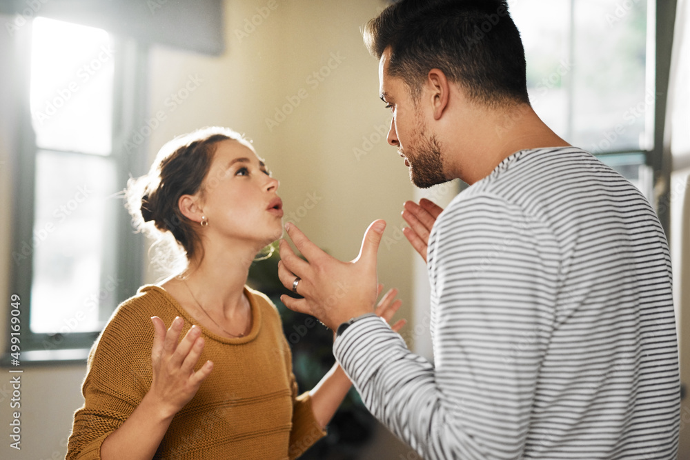 你从来不听。一对年轻夫妇在家里争吵的镜头。