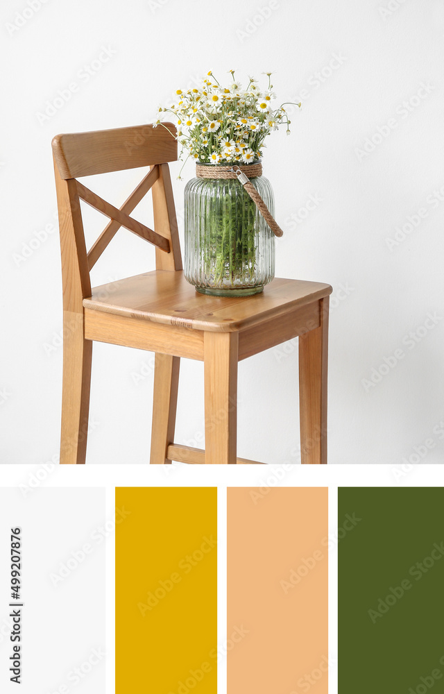 椅子上靠近浅色墙壁的洋甘菊花瓶。不同颜色的样品