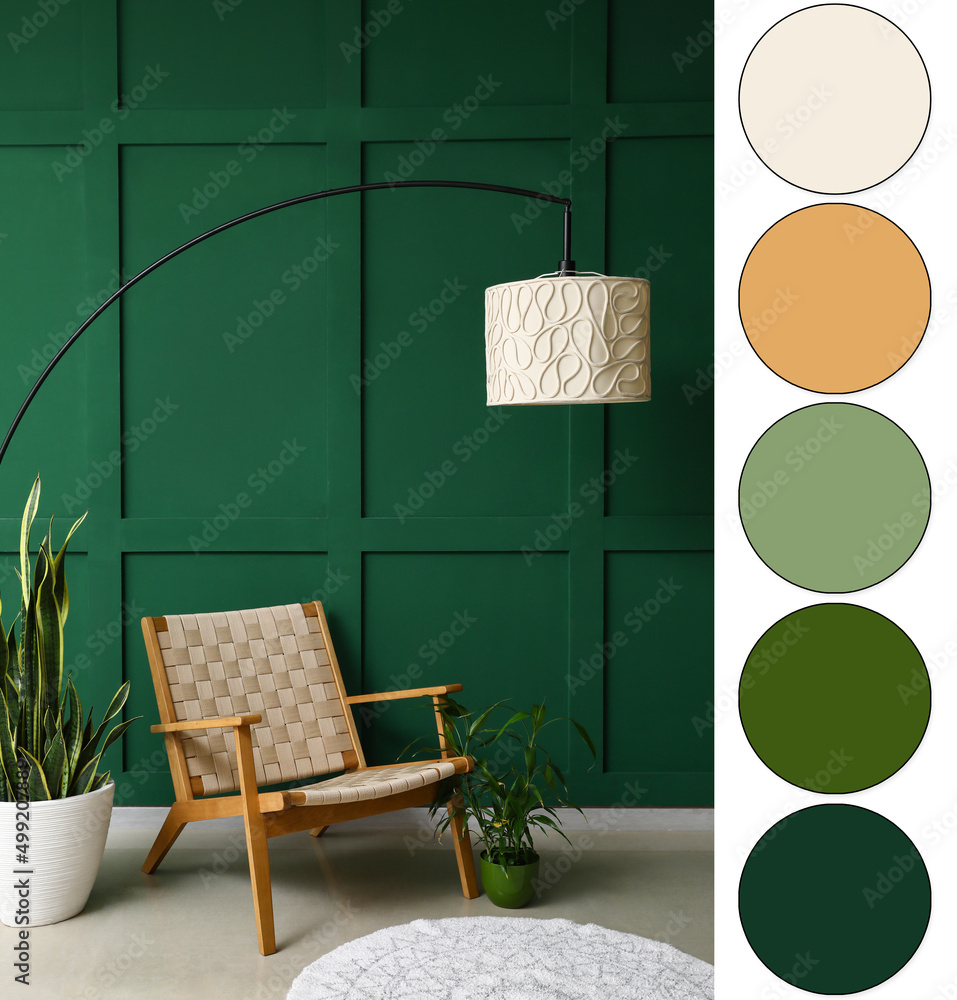 绿色墙壁附近的时尚扶手椅、室内植物和灯具。不同颜色的样品