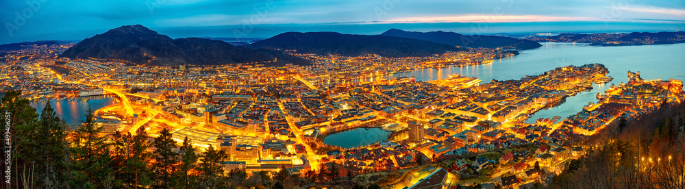 挪威日落时的卑尔根市空中全景图
