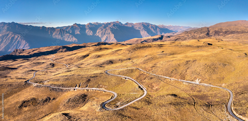 通往秘鲁安第斯山脉科尔卡峡谷的公路鸟瞰图