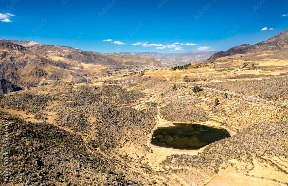 秘鲁科尔卡峡谷中的湖泊，世界上最深的峡谷之一