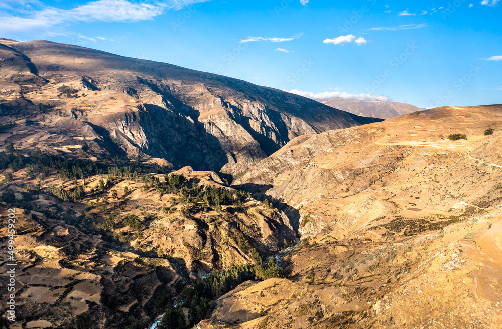 秘鲁朱宁安第斯山脉的壮观鸟瞰图