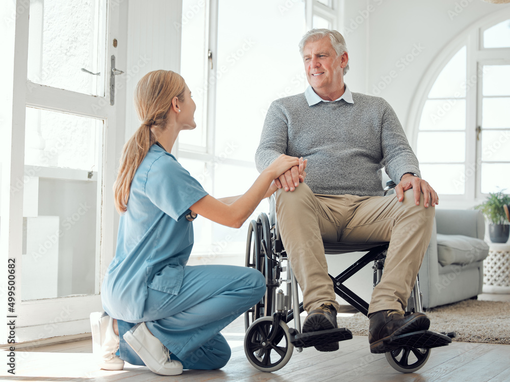 我相信你能从这件事中恢复过来。一名年轻护士照顾坐在轮椅上的老人的镜头。