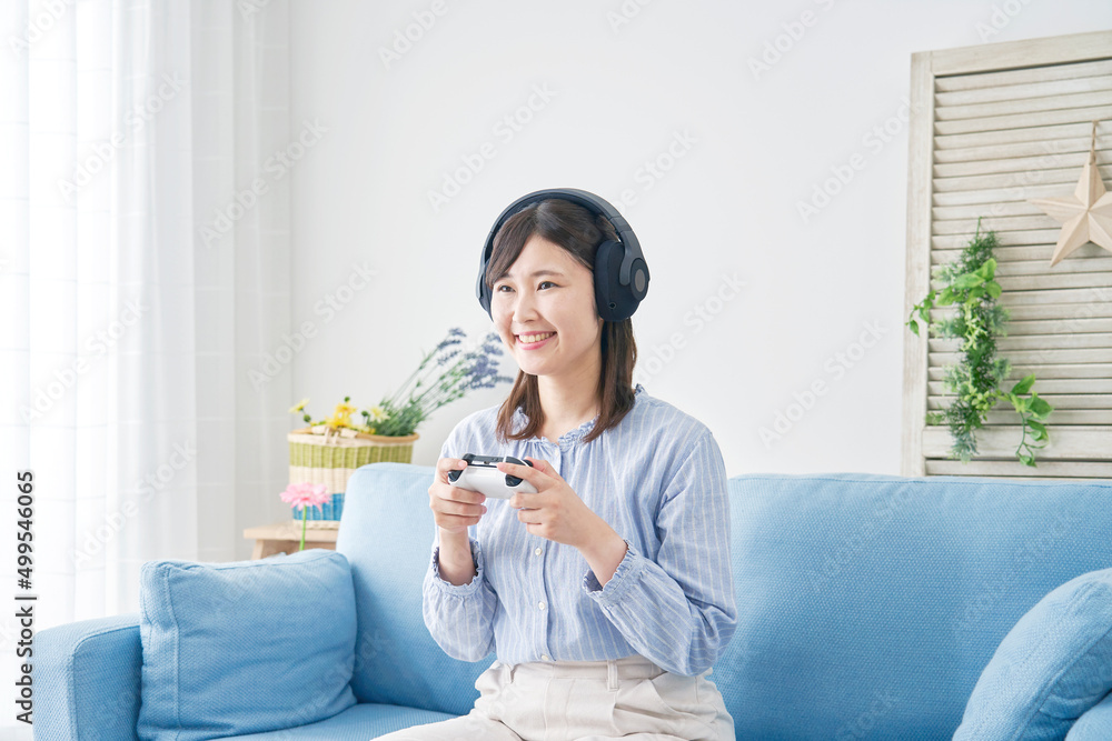 女性　テレビゲーム　楽しむ　リビング