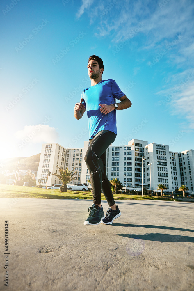 跑步对身心非常有益。一个运动型年轻人外出跑步的照片。