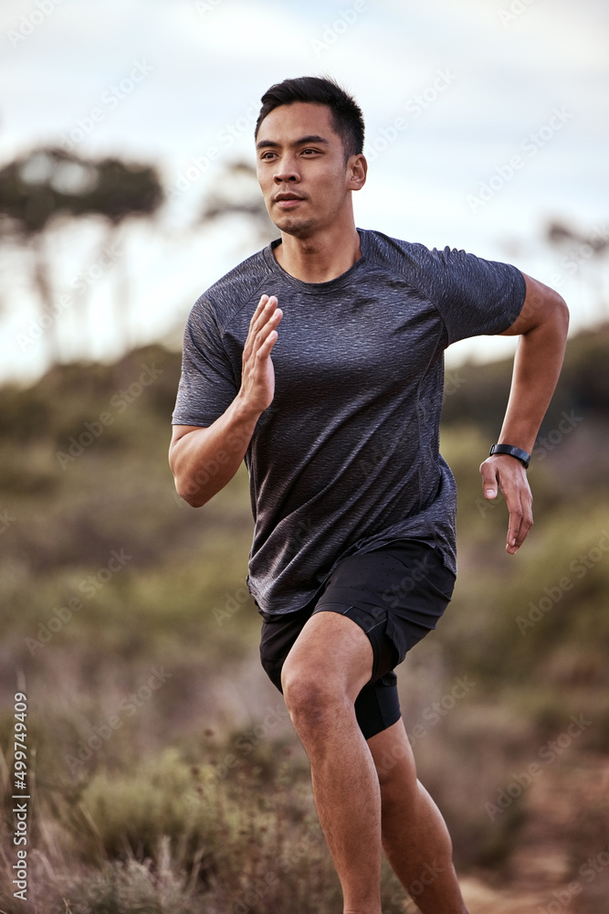 跑步可以消除所有烦恼。一个年轻人在大自然中锻炼的镜头。