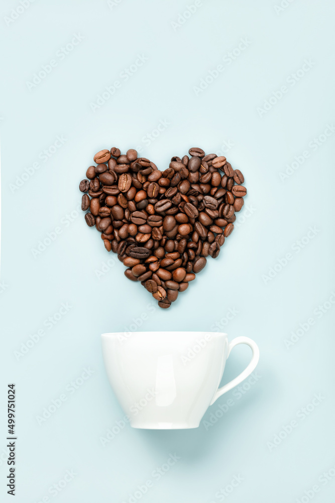 白色咖啡杯和咖啡豆，蓝色背景心形，平躺