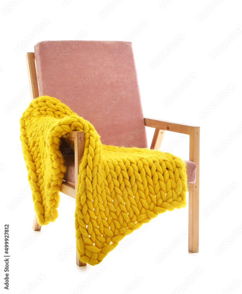 时尚的粉色扶手椅，白底针织格子