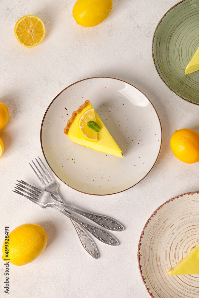 盘子里有美味的柠檬派和白底新鲜水果