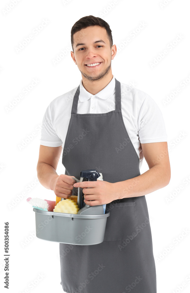 清洁服务的年轻男性工人，白底桶里装着用品