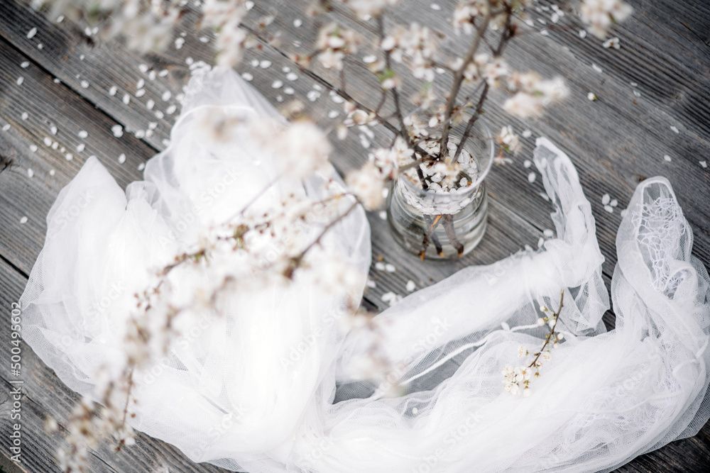春日木桌玻璃花瓶上的白樱花嫩枝