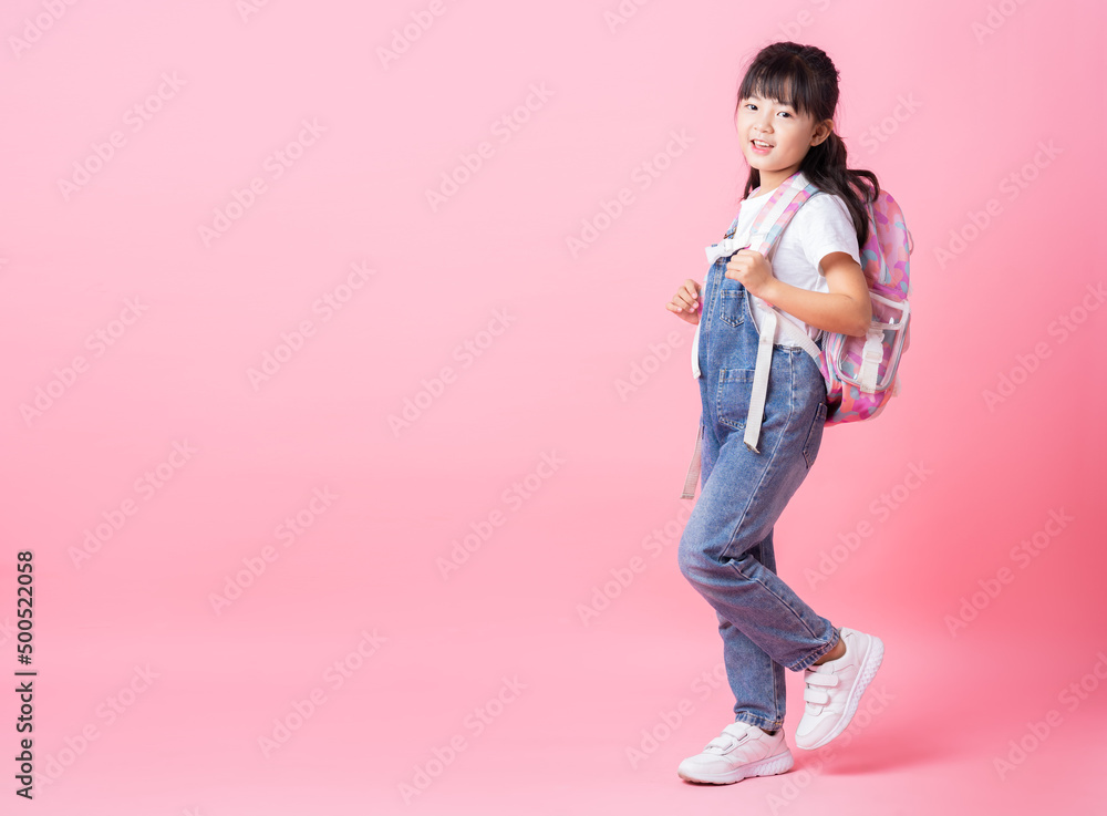 粉色背景下的亚洲小学生形象