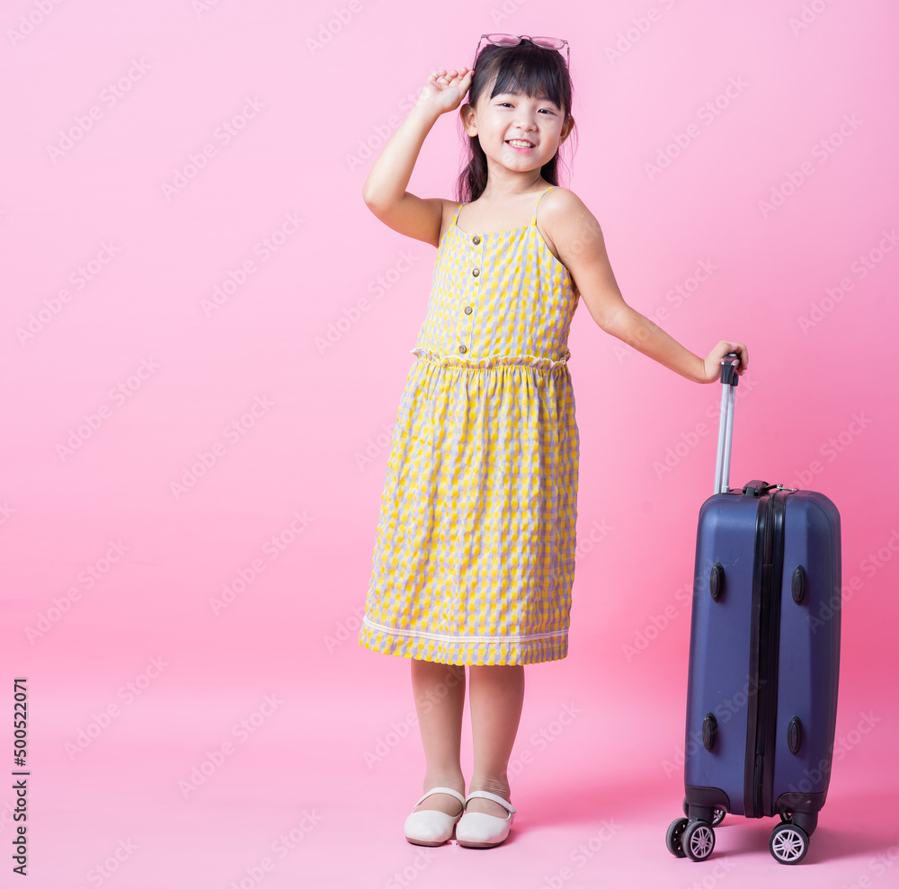 亚洲儿童带行李箱的形象，夏季概念